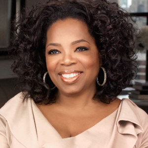 Smilende og nydelig Oprah som har lært Transcendental Meditasjon